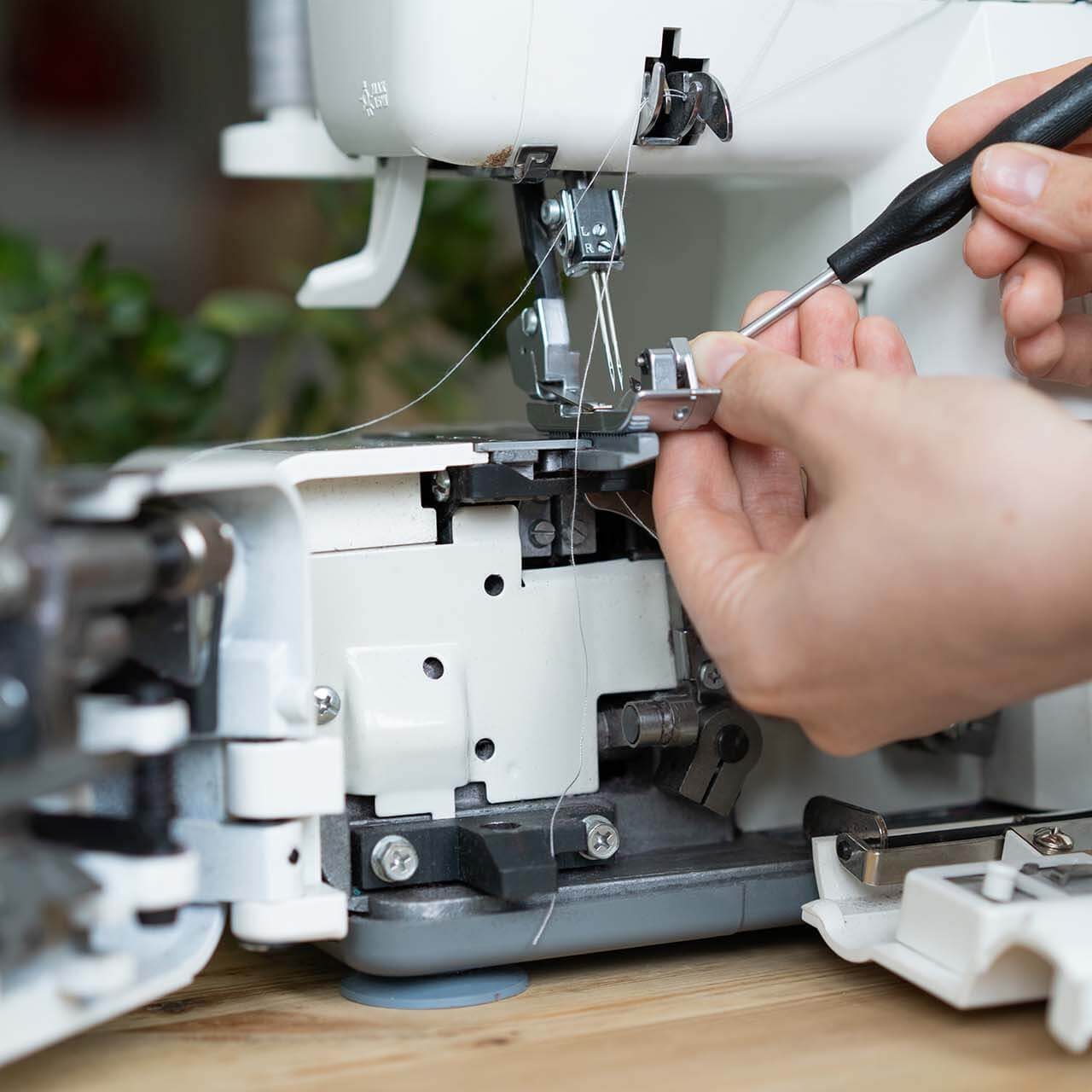 Side loaded bobbin View of a side loaded bobbin and feed dog